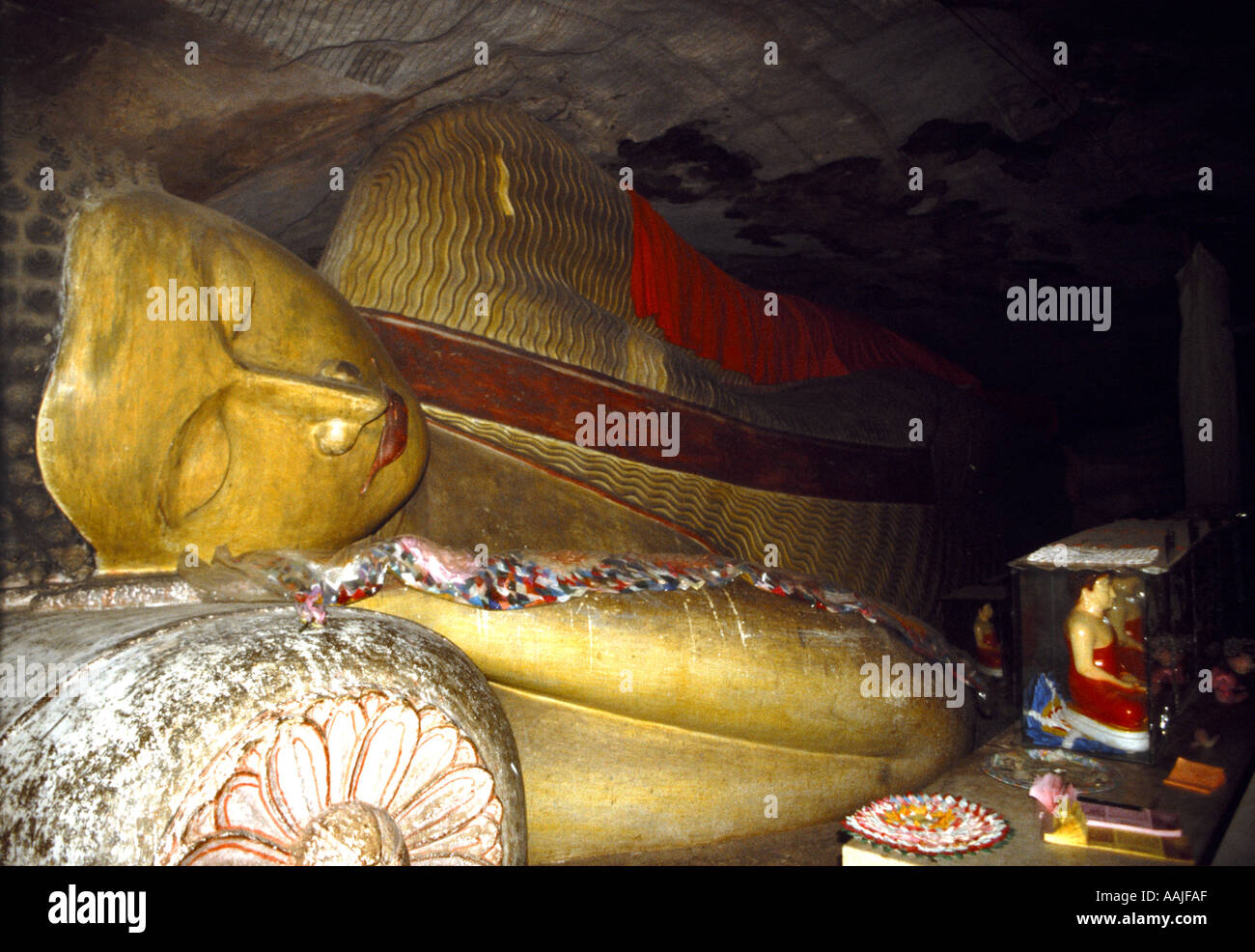 Un Buddha sdraiato in un tempio nella grotta presso il sito del Buddha Sasseruwa nel nord dello Sri Lanka Foto Stock