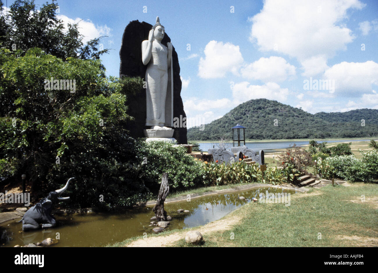Un enorme Buddha sorge da un lago nel nord dello Sri Lanka Foto Stock