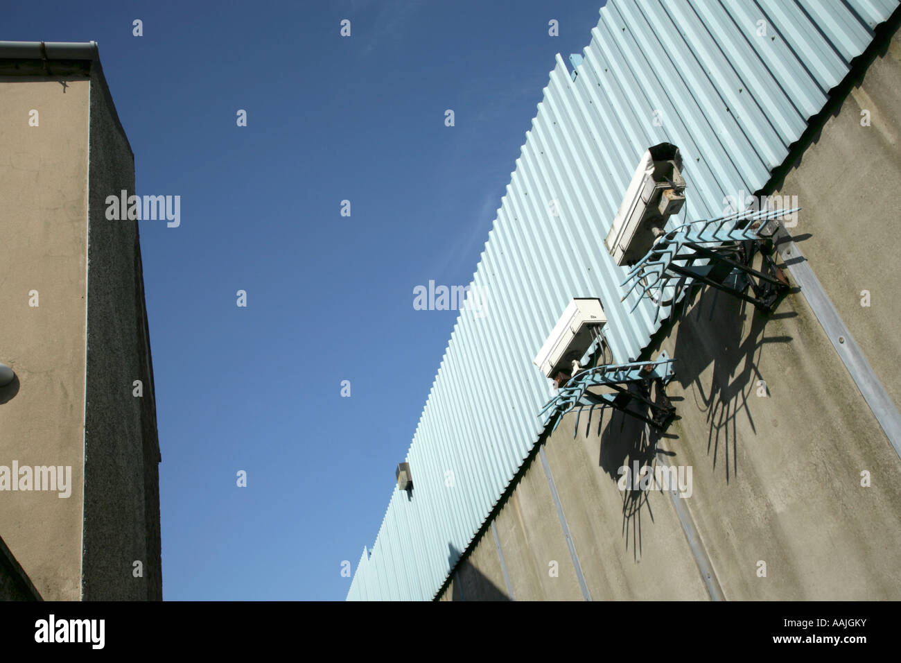 Danneggiato le telecamere TVCC sulla parete perimetrale della dismessi Crumlin Road gaol, Belfast, Irlanda del Nord. Foto Stock