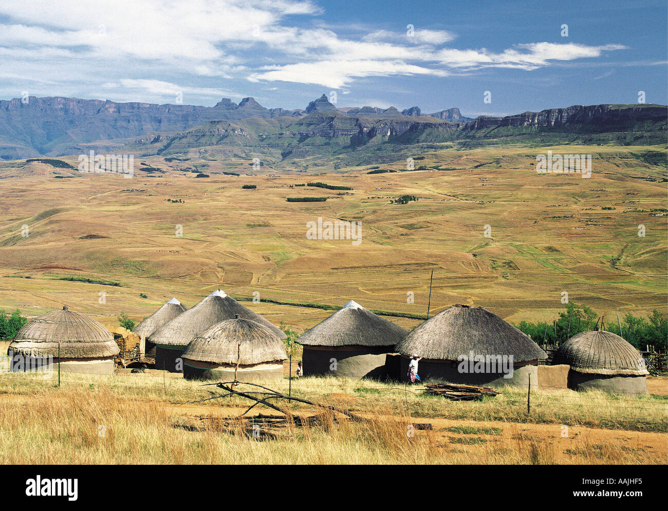 Case Zulu e Cattedrale di picco montagne Drakensberg Sud Africa Foto Stock