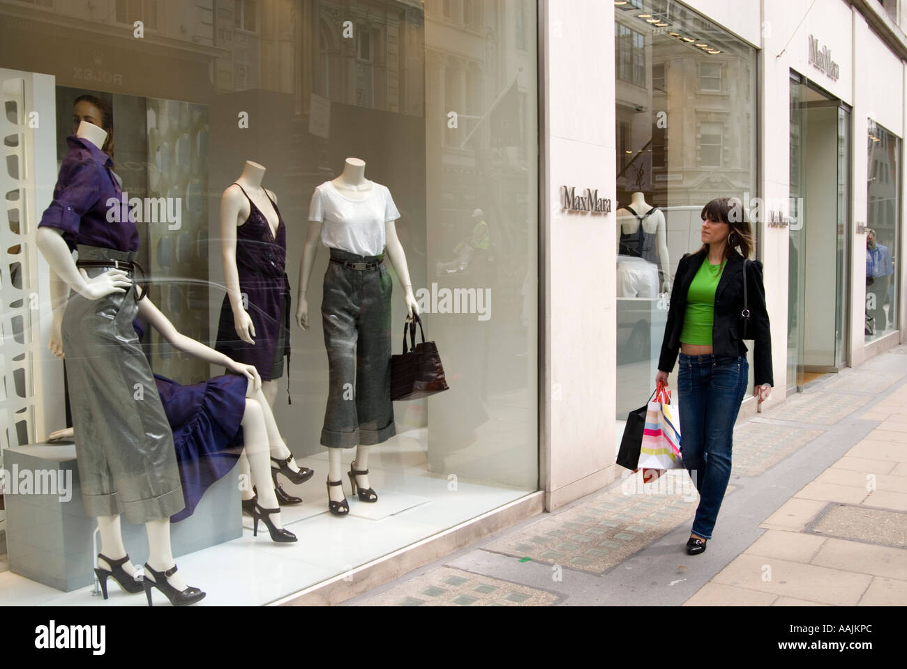 Giovane donna shopping in Bond Street Londra Inghilterra REGNO UNITO Foto Stock