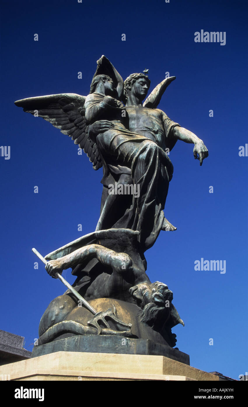 Statua di angelo sconfiggendo diavolo, la Recoleta Cemetery, Buenos Aires, Argentina Foto Stock