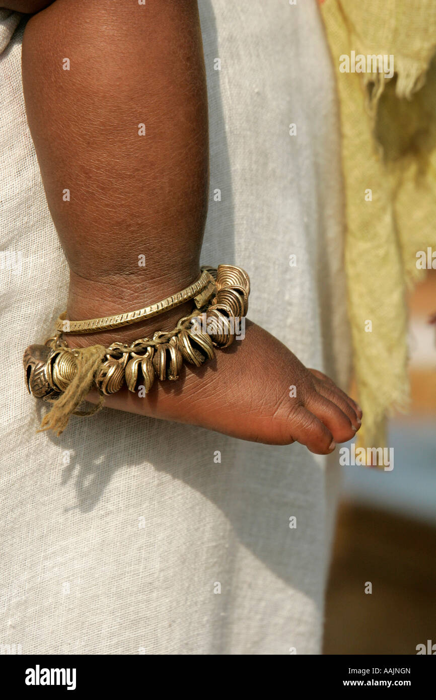 Baby indossando un anklet presso il mercato a Bissamcuttack, Chatikona, Orissa, India Foto Stock
