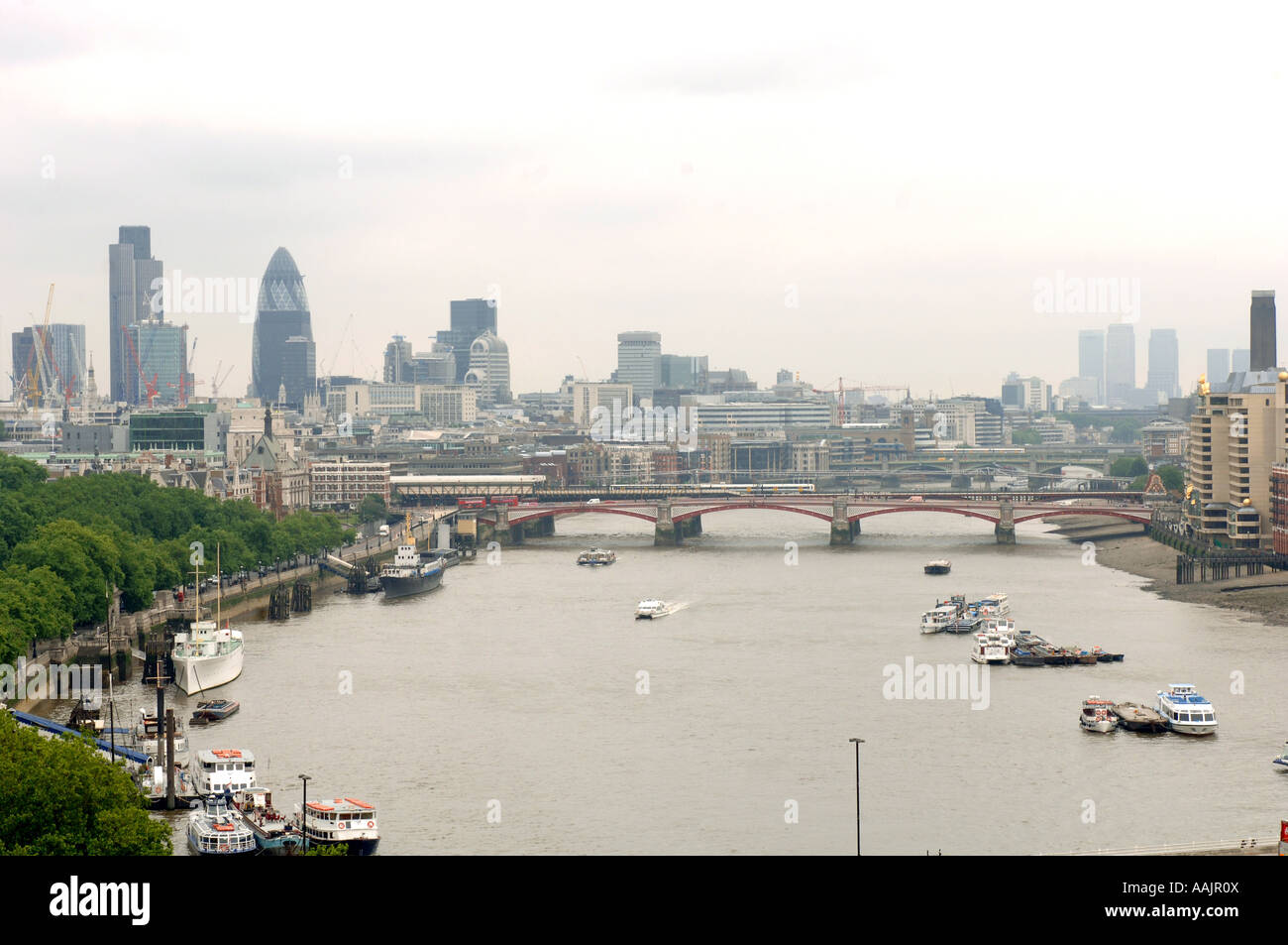 Londra e il fiume Tamigi come si vede dal balcone a 80 Strand London WC2R 0RL Foto Stock