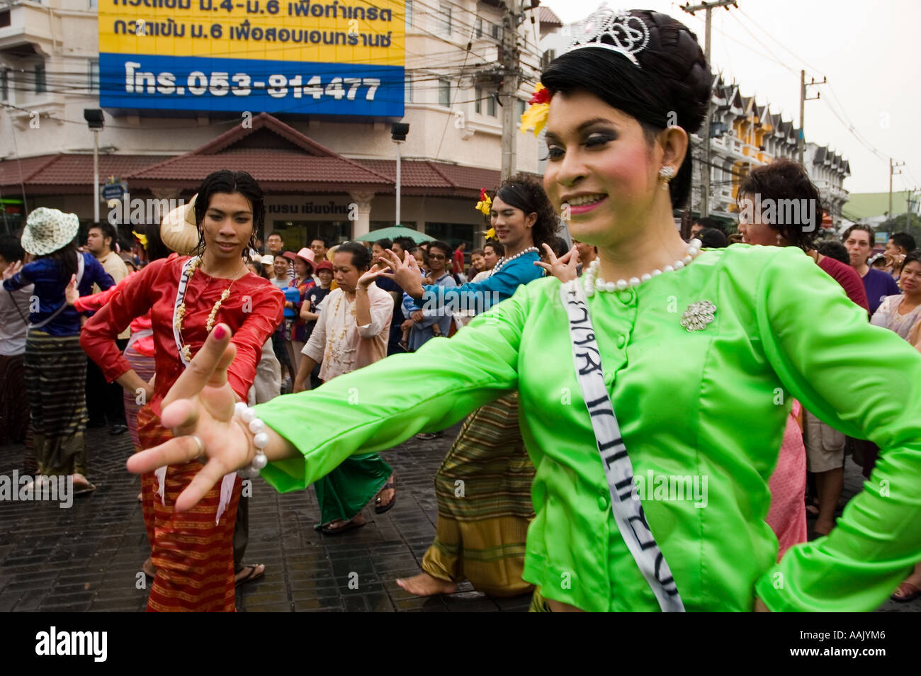 Danza Ladyboys al di fuori di Wat Phra Singh in una processione durante il Songkran Anno Nuovo festival in Chiang Mai Thailandia Foto Stock