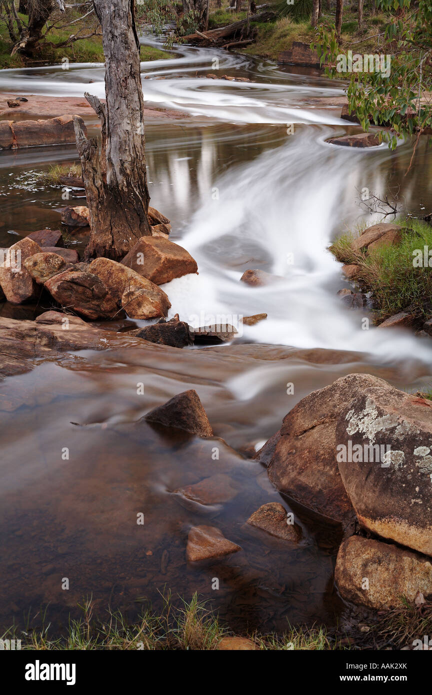 Tempo fotografia esposizione tecnica utilizzata su un veloce movimento outback australiano river Foto Stock