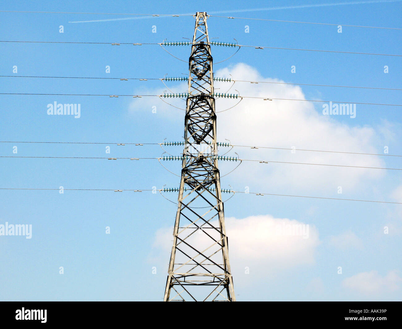 Pilone dell'azzurro cielo soffici nuvole bianche REGNO UNITO Foto Stock