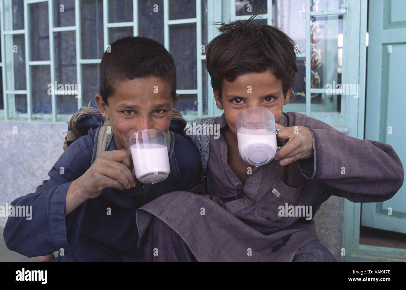 I giovani rifugiati afgani a Quetta in Pakistan che raccogliere spazzatura per le strade come un lavoro e partecipare a una ONG finanziati scuola Foto Stock