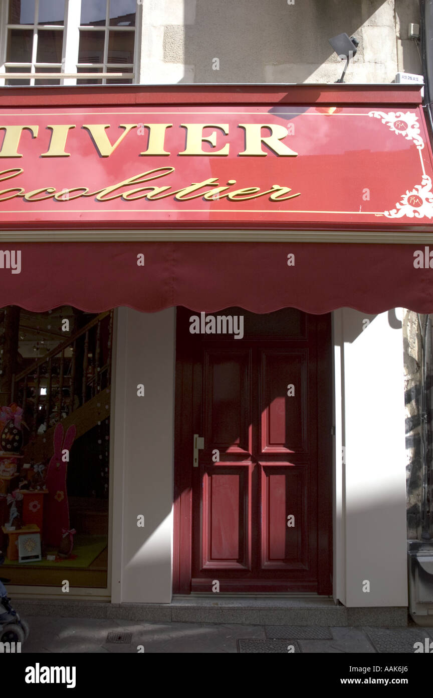 Immagine di una porta rossa sotto un baldacchino rosso da un Chocolatier shop in Poitiers Francia Foto Stock