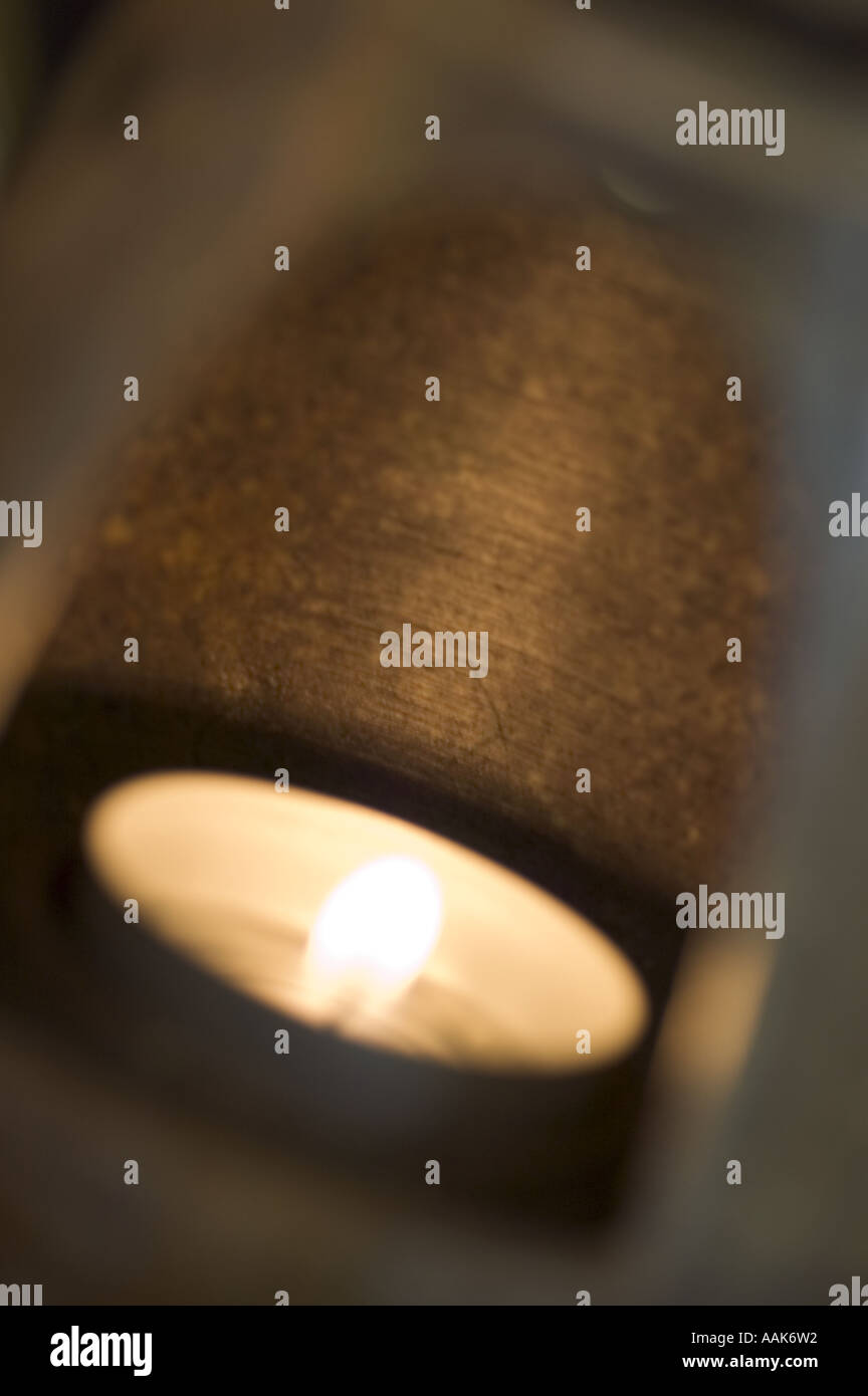 Candela all'interno di un bruciatore di olio bruciare oli essenziali Foto Stock