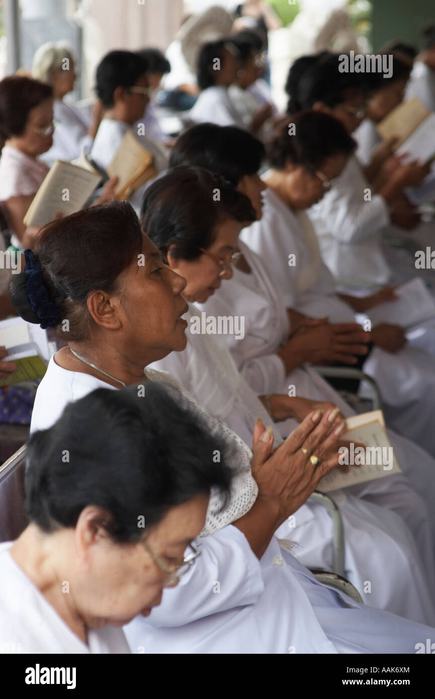 Le donne di pregare presso Wat Pho Foto Stock