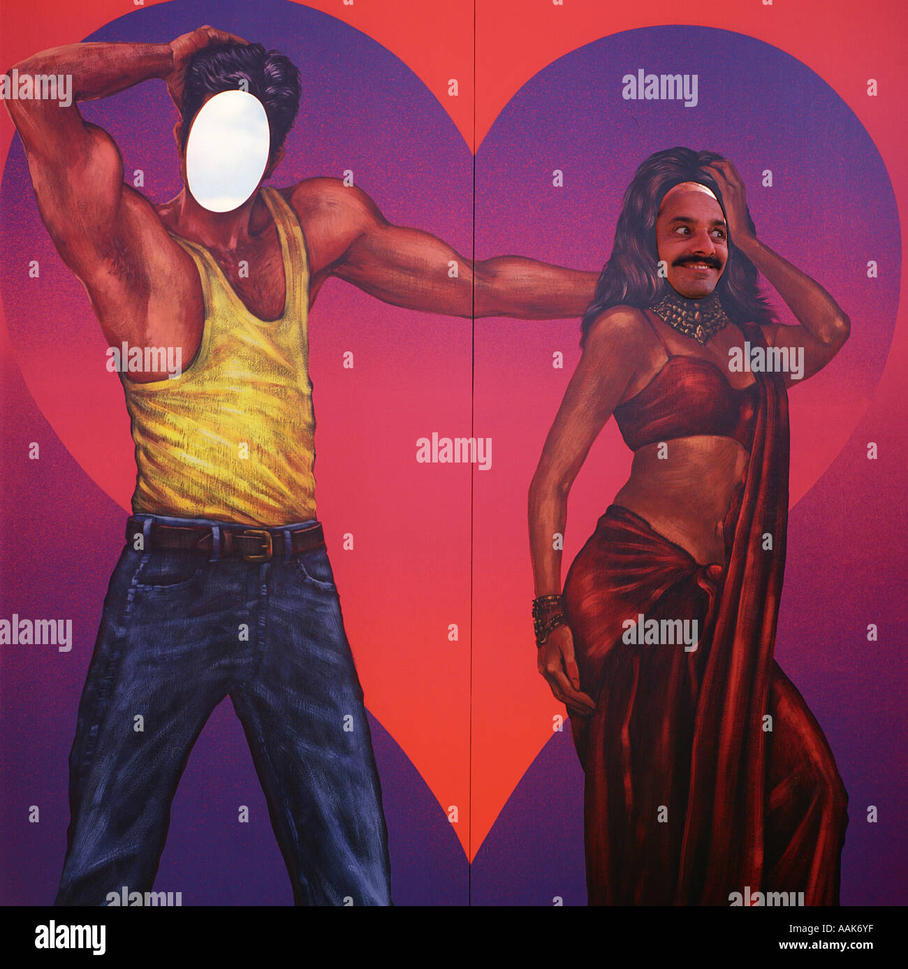 Un uomo mette il suo volto attraverso un taglio di Bollywood-out presso la East London Mela, Wanstead Flats, Londra, Regno Unito. Foto Stock