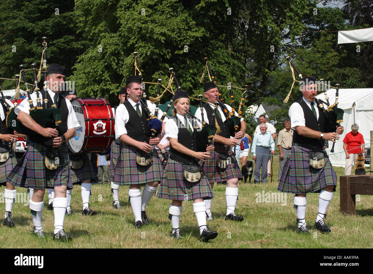 Scottish pipe band marching a Strontian comunità locale highland show estivo Foto Stock