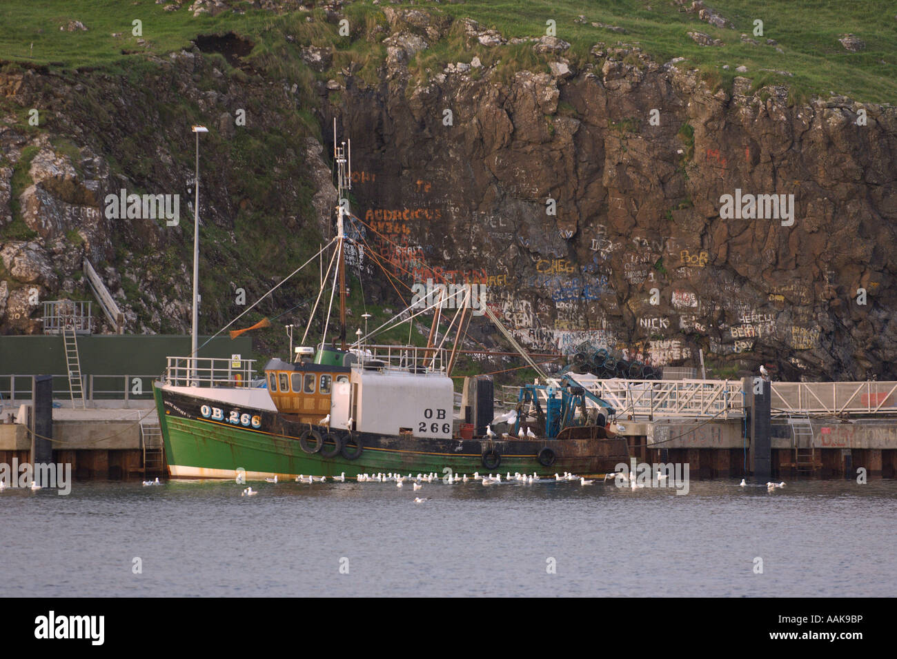 Costiera scozzese trawler legato fino al molo di Canna Scozia Giugno 2007 Foto Stock