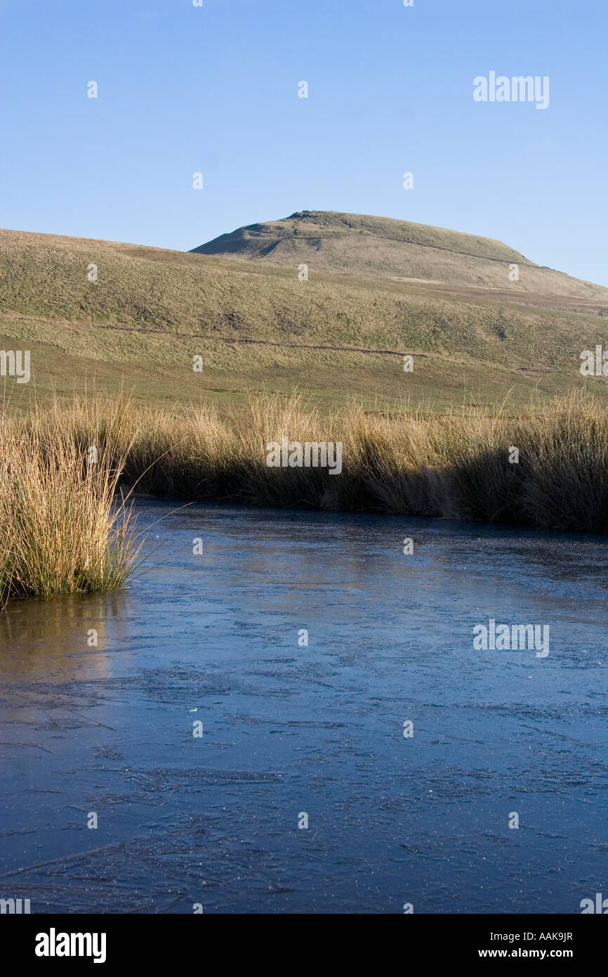 Vista verso Shutlingsloe dal gelido tarn su Alta Moor Peak District Foto Stock