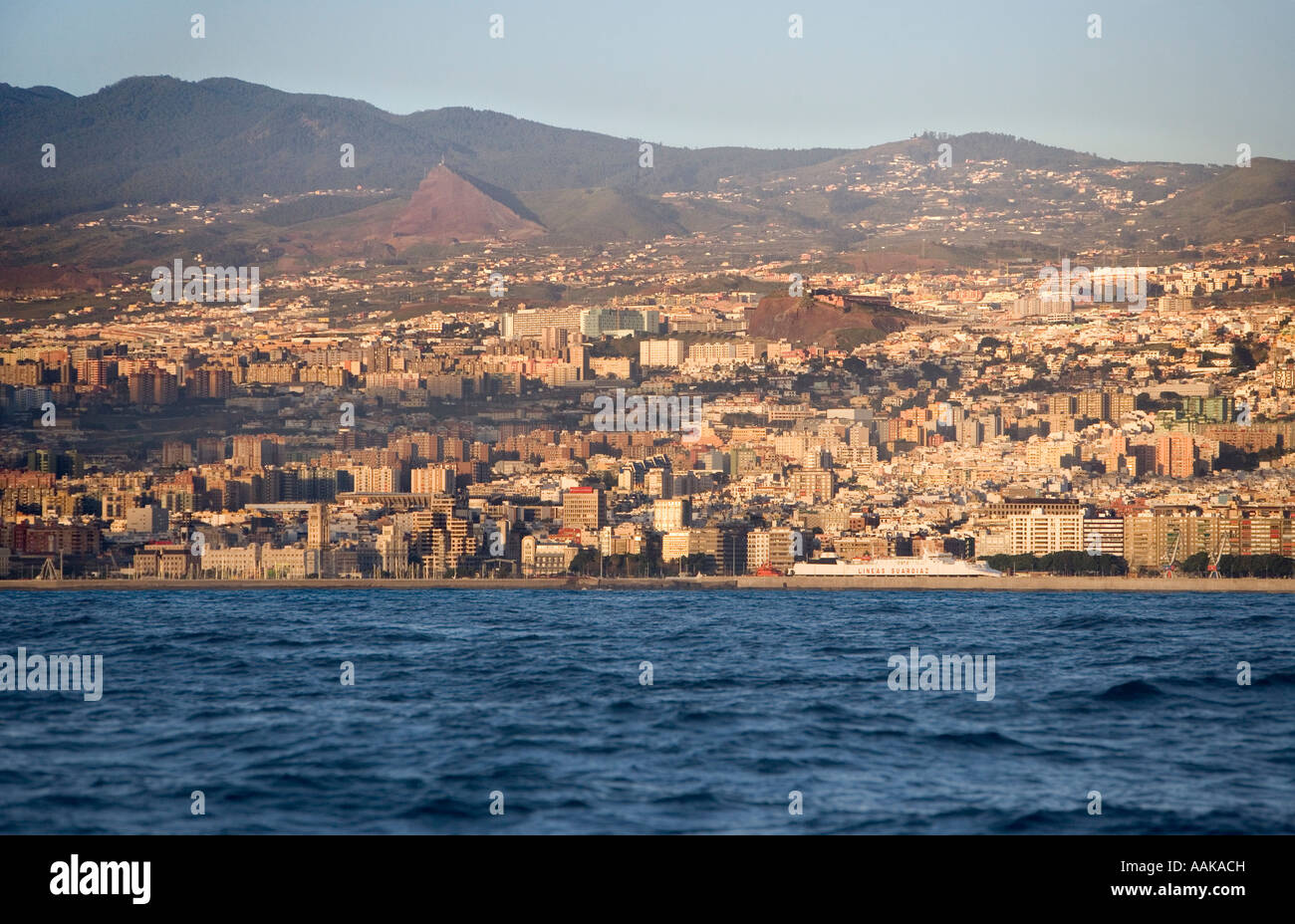 La città di Santa Cruz sull isola di Tenerife nelle Canarie come si vede dall'acqua Foto Stock