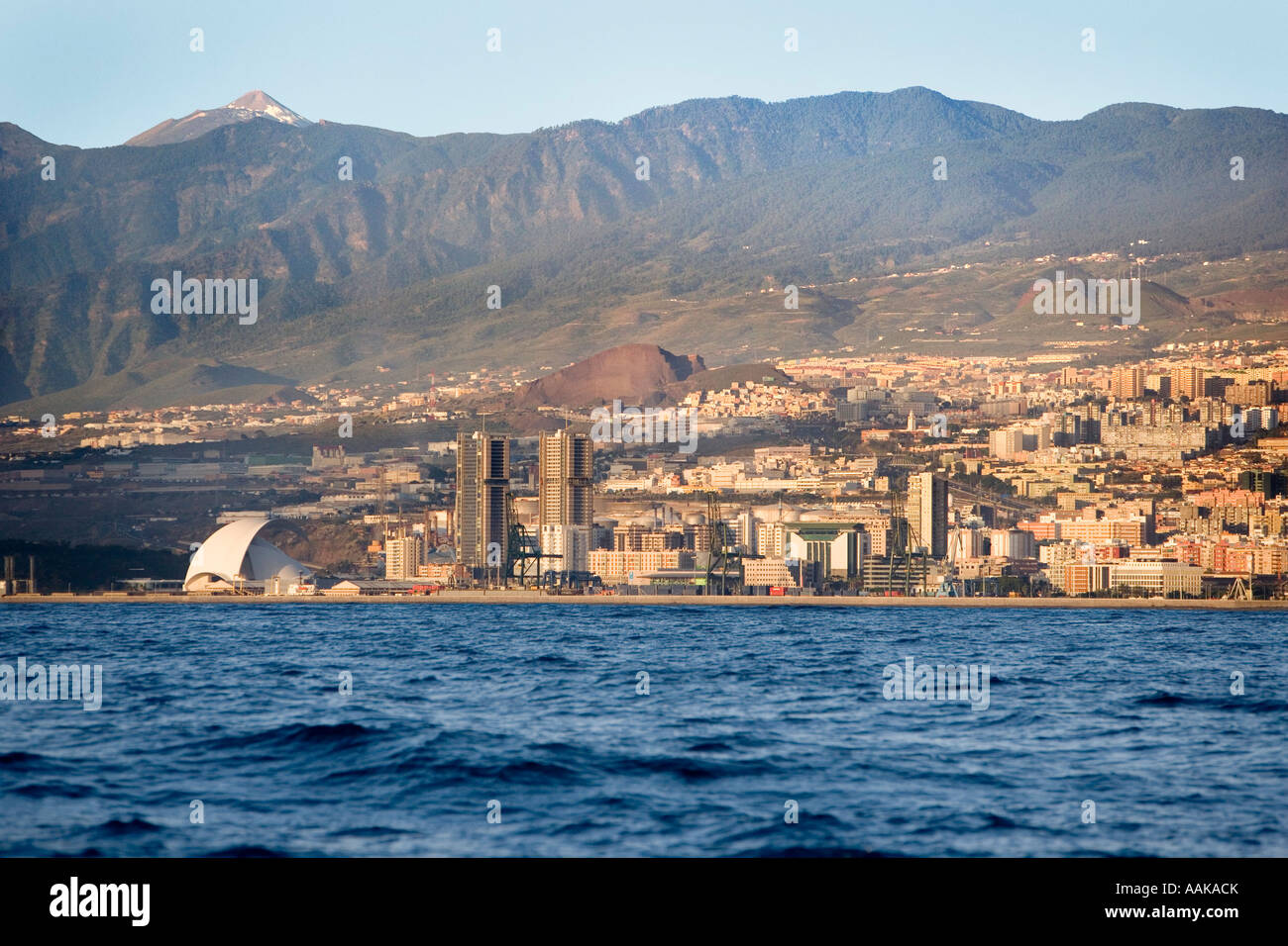 La città di Santa Cruz sull isola di Tenerife nelle Canarie come si vede dall'acqua El Teide è appena visibile Foto Stock