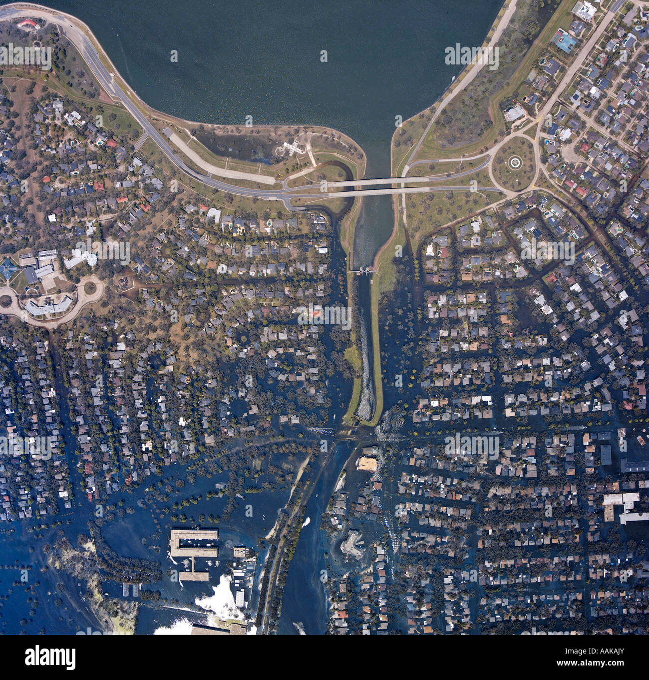 Un satellite fotografia che mostra le case vicino al lago Pontchetrain Louisiana dopo l uragano Katrina Foto Stock
