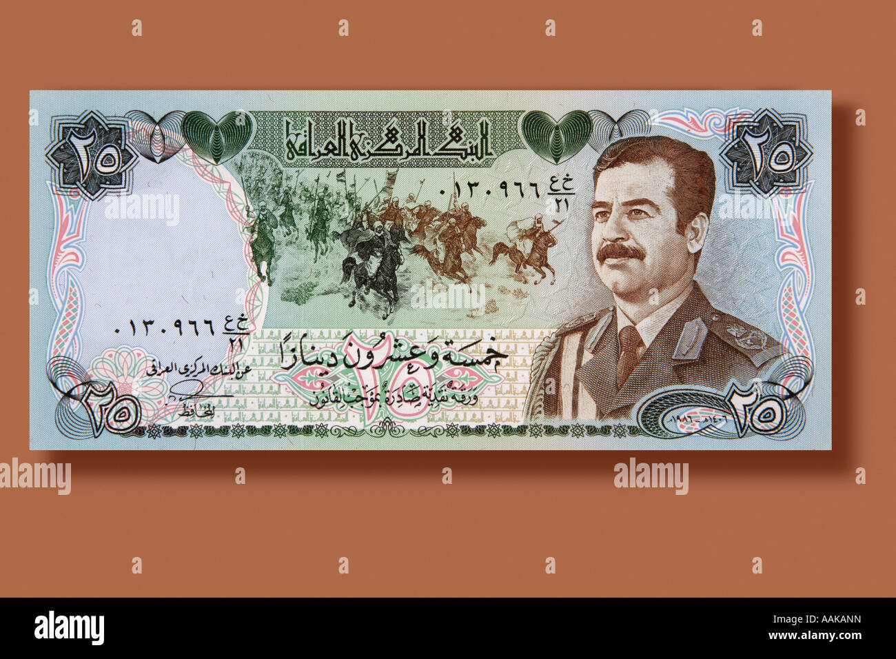 Carta moneta 25 Dinar nota dall'Iraq queste fatture sono del vecchio regime gestito dal dittatore Suddam Hussein Foto Stock