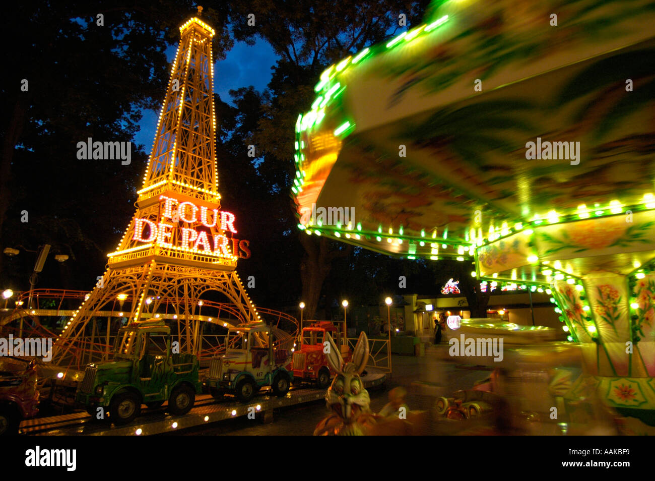 La vita notturna di Odessa, vulitsya Deybasivska street, statua Eiffelturm Foto Stock