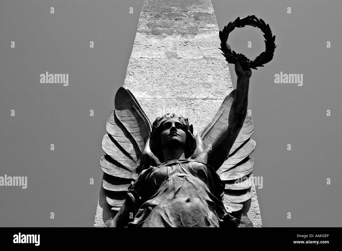 Angelo statua sul memoriale di guerra, Stroud, Inghilterra. Foto Stock