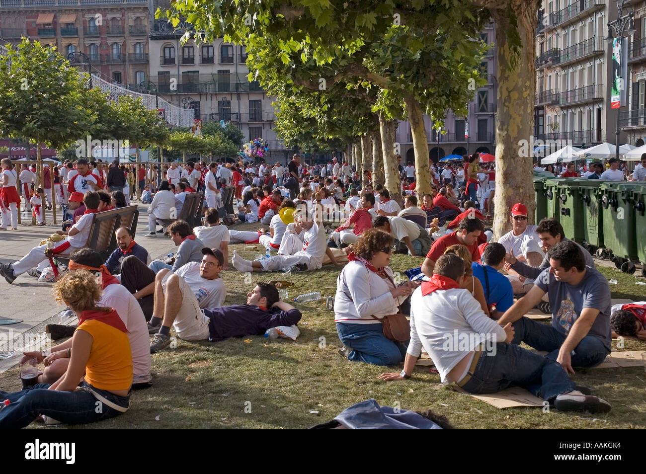 Le persone a rilassarsi nella Plaza del Castillo al Fiesta de San Fermin (Encierro) Pamplona in Navarra, Spagna. Foto Stock