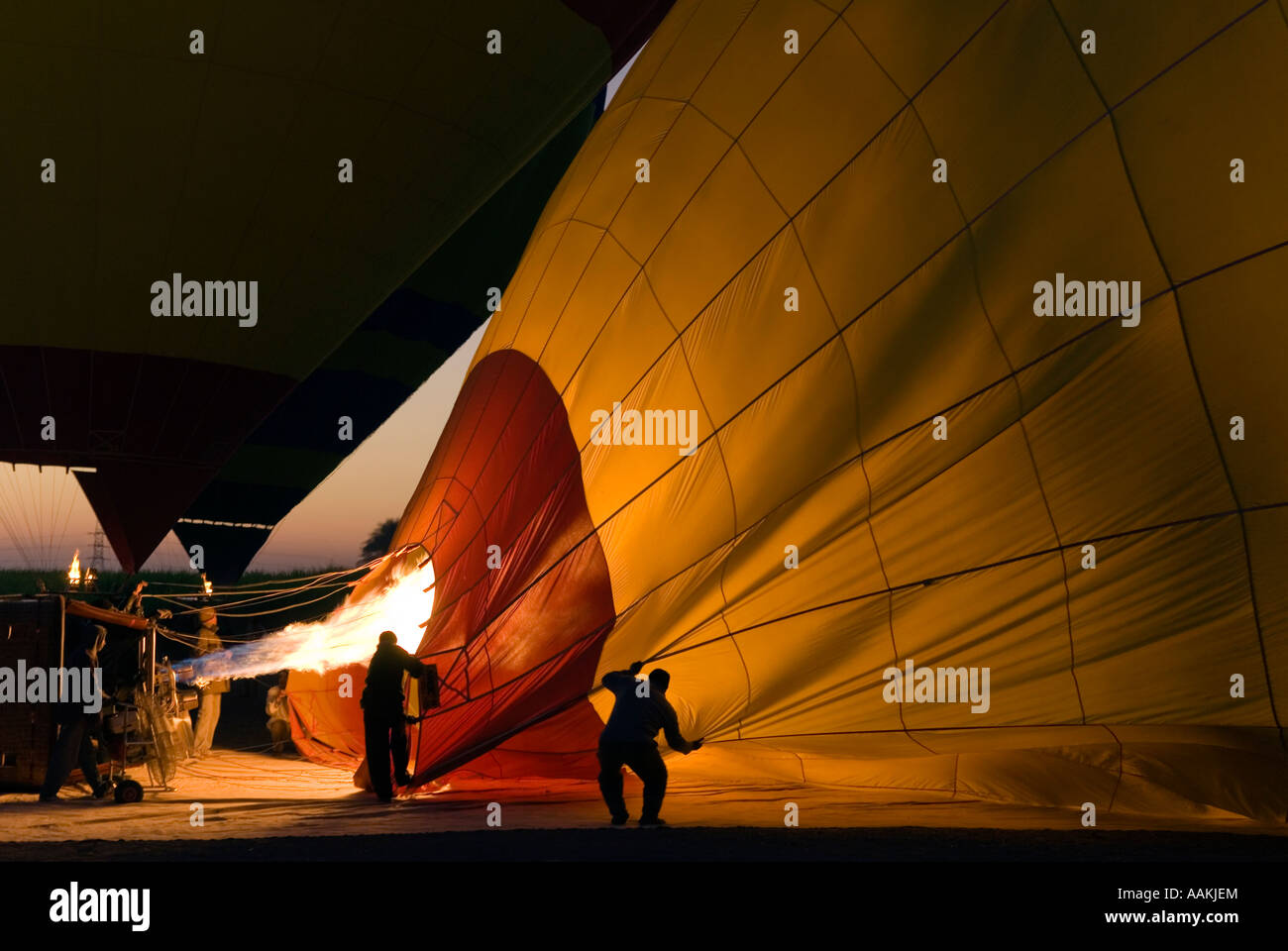 Il bruciatore di una mongolfiera di incendi in preparazione per il decollo Foto Stock