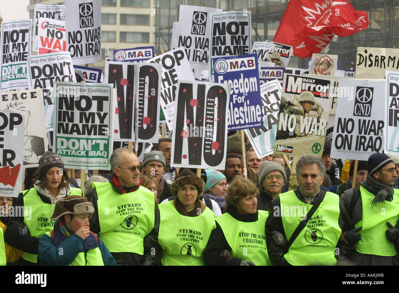 I manifestanti portano il FERMARE LA GUERRA IN IRAQ MANIFESTAZIONE A LONDRA IL 13 FEBBRAIO 2003 Foto Stock