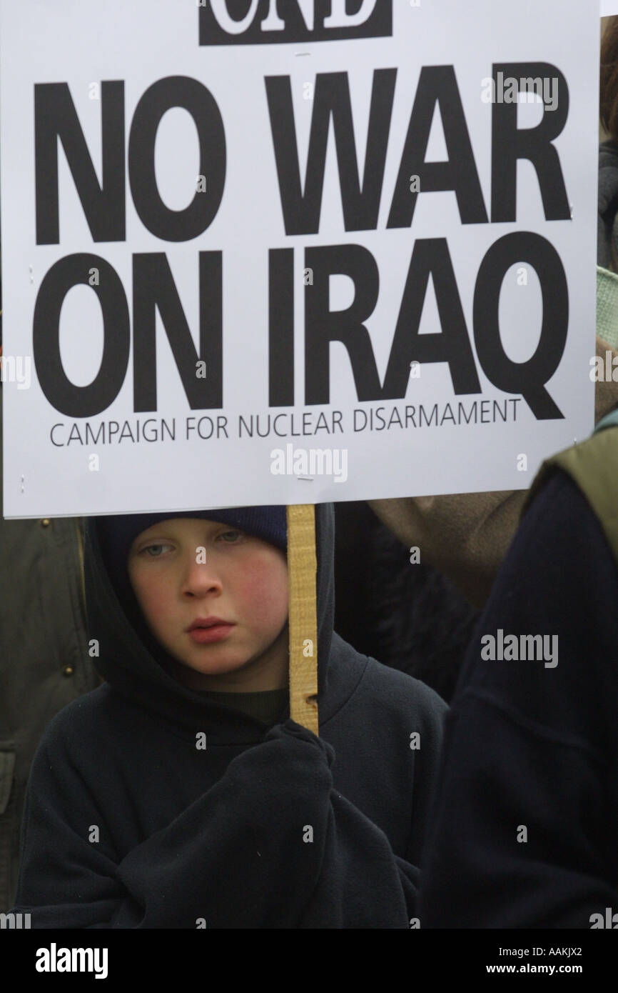 Un giovane PROTESTOR A FERMARE LA GUERRA IN IRAQ MANIFESTAZIONE A LONDRA IL 13 FEBBRAIO 2003 Foto Stock