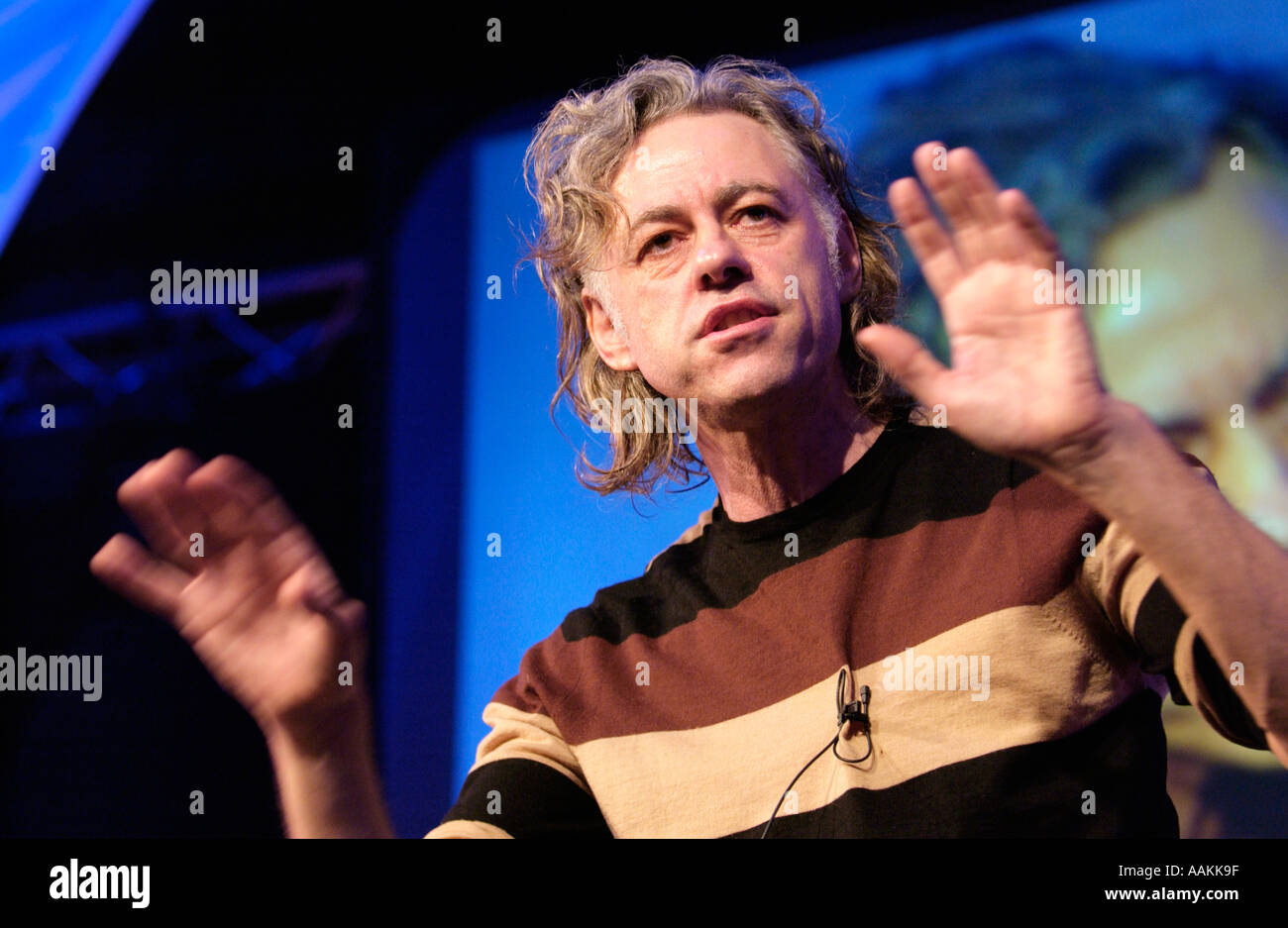 Bob Geldof KBE parlando del suo libro GELDOF IN AFRICA a Guardian Hay Festival 2005 Powys Wales UK Foto Stock