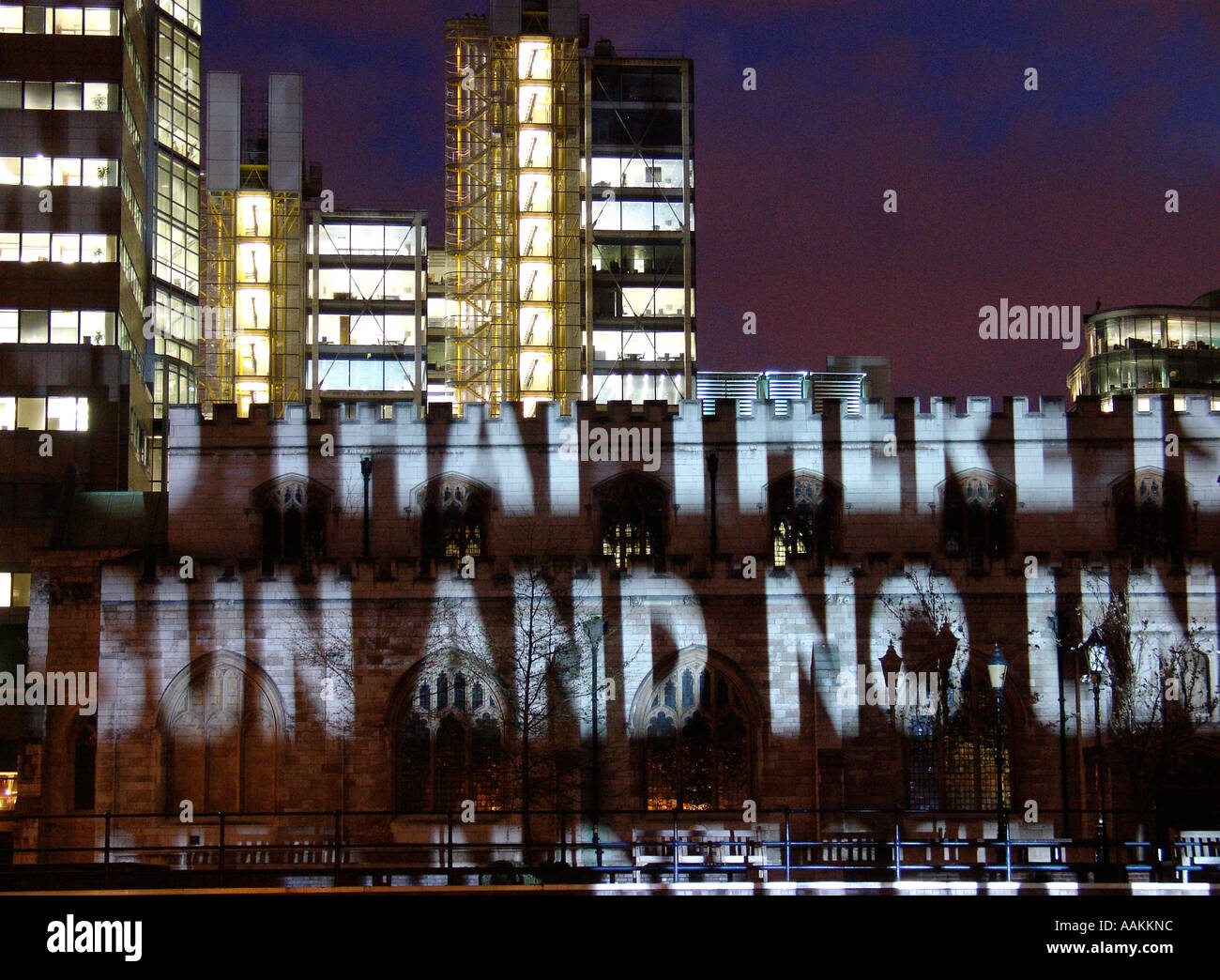 La poesia arte video installazione sulla terrazza sul lago che circonda il Barbican Arts Centre di Londra REGNO UNITO Foto Stock