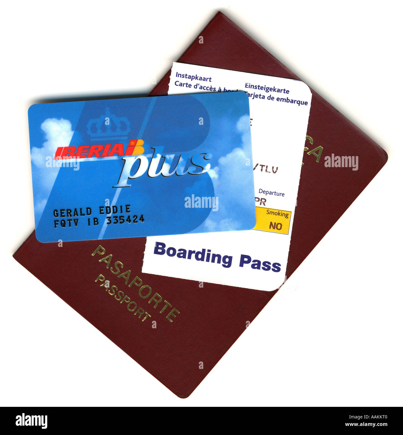Iberia compagnie aeree spagnole frequent flyer member card sulla parte superiore della carta d'imbarco card e documento di passaporto Foto Stock