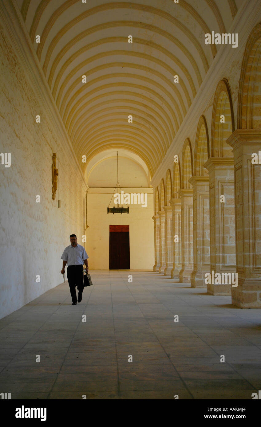 Un uomo che cammina nel chiostro del convento domenicano di San Domenico Chiesa in Rabat isola di Malta Foto Stock