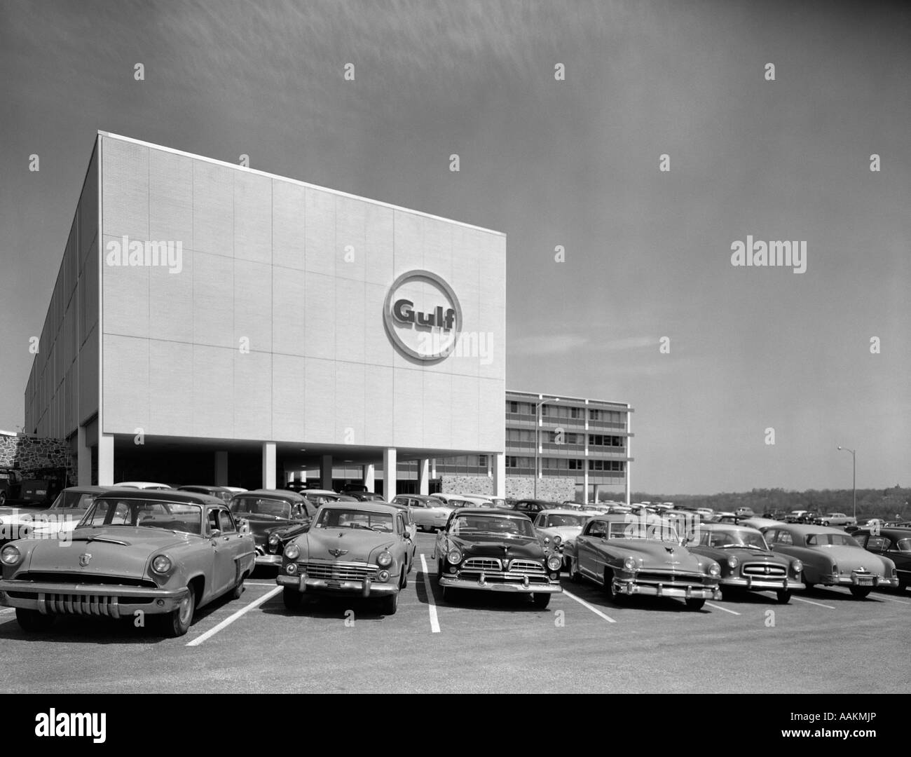 Anni Cinquanta la Gulf Oil Company ufficio edificio City Line Avenue Philadelphia PA USA LOGO SULLA PARTE ANTERIORE DELLA COSTRUZIONE DI VETTURE IN PARCHEGGIO Foto Stock