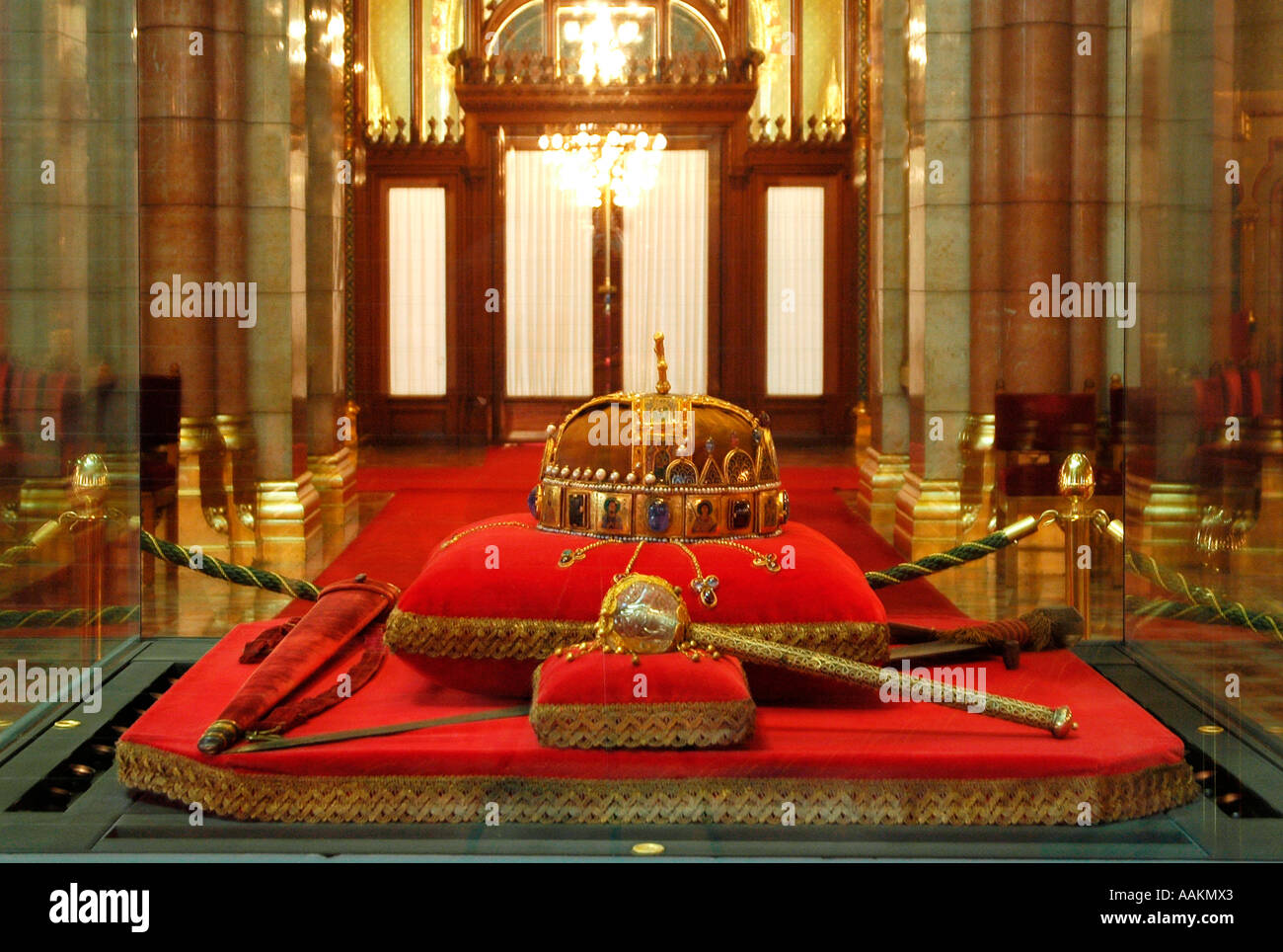 La Sacra Corona ungherese noto anche come corona di Santo Stefano Spada e Globus Cruciger visualizzati al parlamento ungherese edificio in Budapest Foto Stock