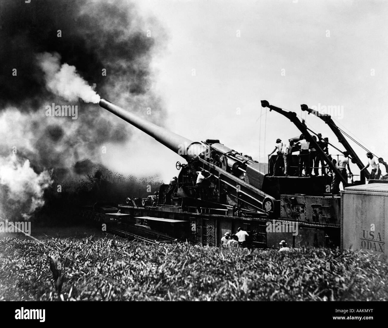 1940s WWII era grande ferrovia di artiglieria pistola che spara Foto Stock