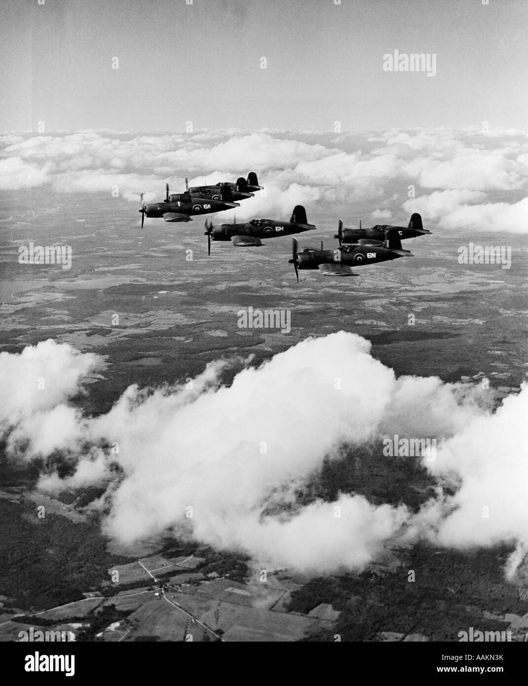 1940s 6 NAVY corsari sopra le nuvole VOLARE IN FORMAZIONE WW2 Foto Stock