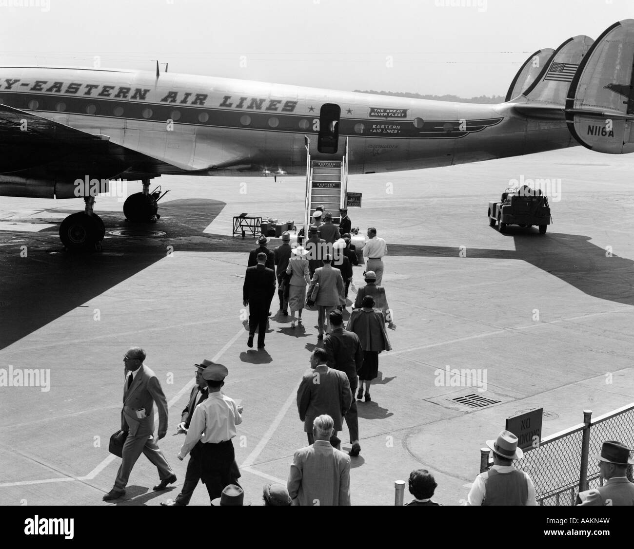 Anni sessanta IMBARCO PASSEGGERI PROP PIANO TARMAC SCALETTA TRAVEL VACATION AEROPORTO ORIENTALE LE LINEE DI ARIA Foto Stock