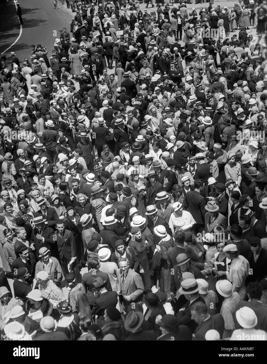 1930s antenna della grande folla di uomini e donne impaccato IN STRADA PER LA MAGGIOR PARTE IN PRIMAVERA ESTATE CAPPELLI Foto Stock