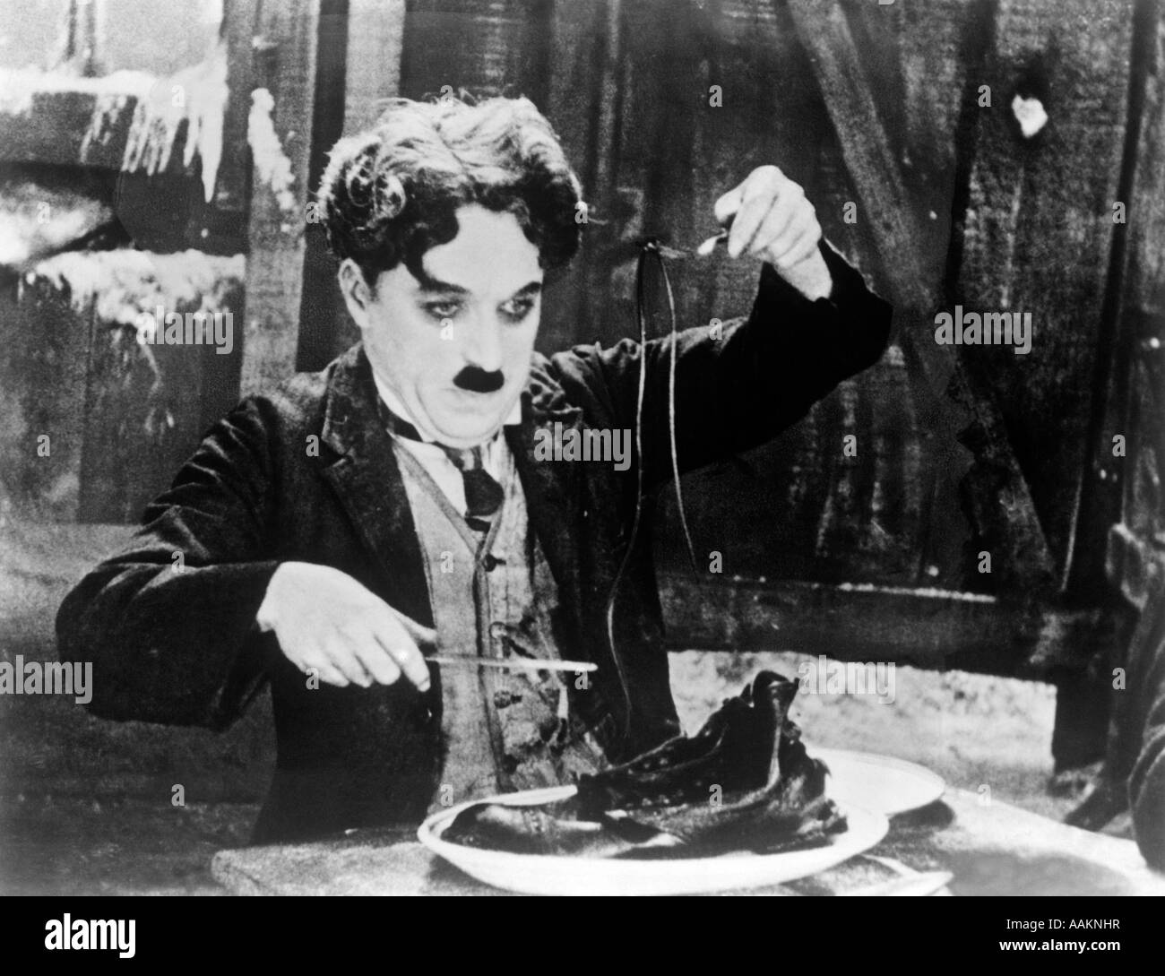 1920s Charles Chaplin mangiare SCARPA IN SCENA DAL 1925 FILM IL GOLD RUSH Foto Stock