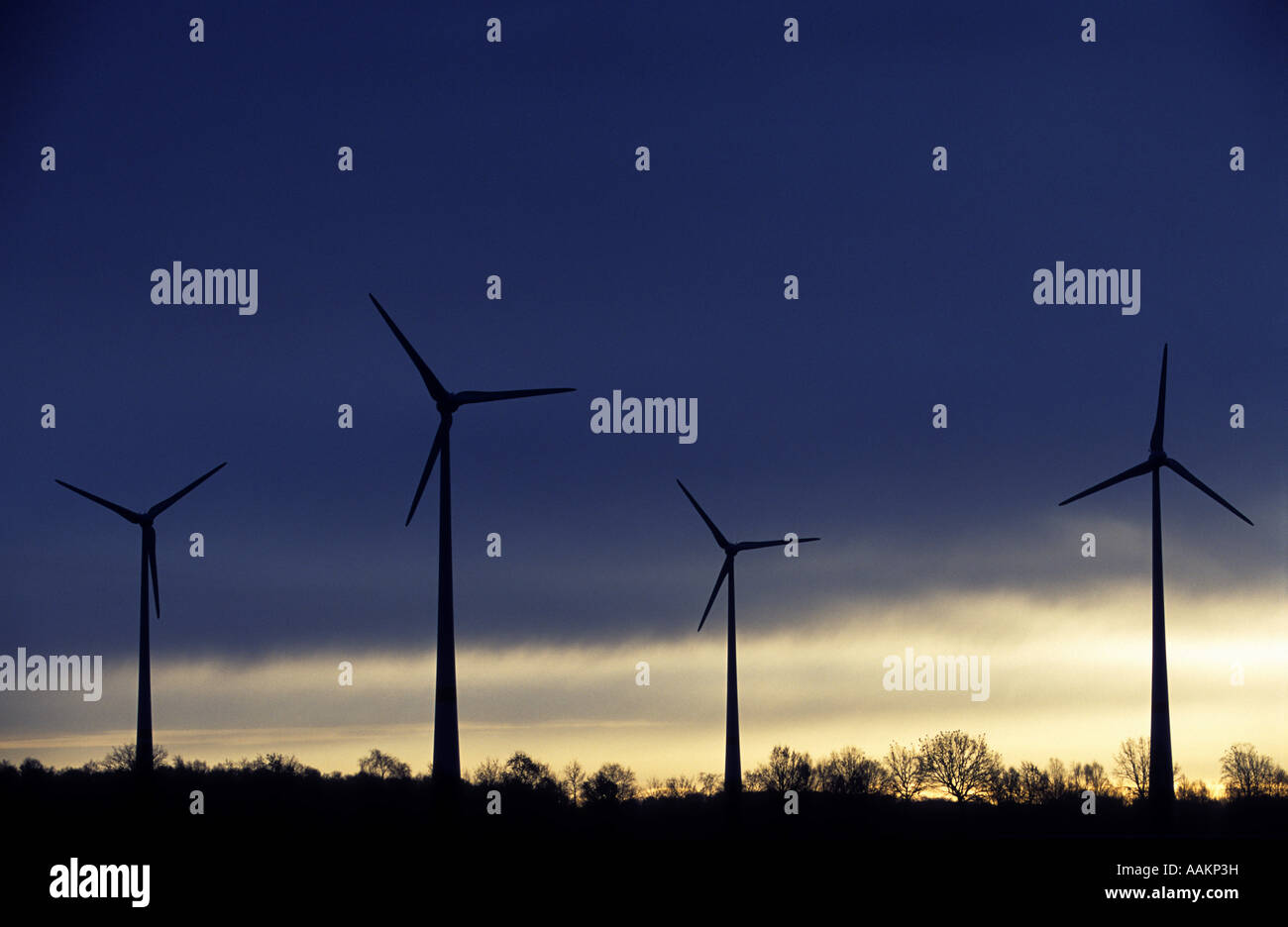 Tramonto su una fattoria eolica, Holzhausen, Bassa Sassonia, Germania. Foto Stock