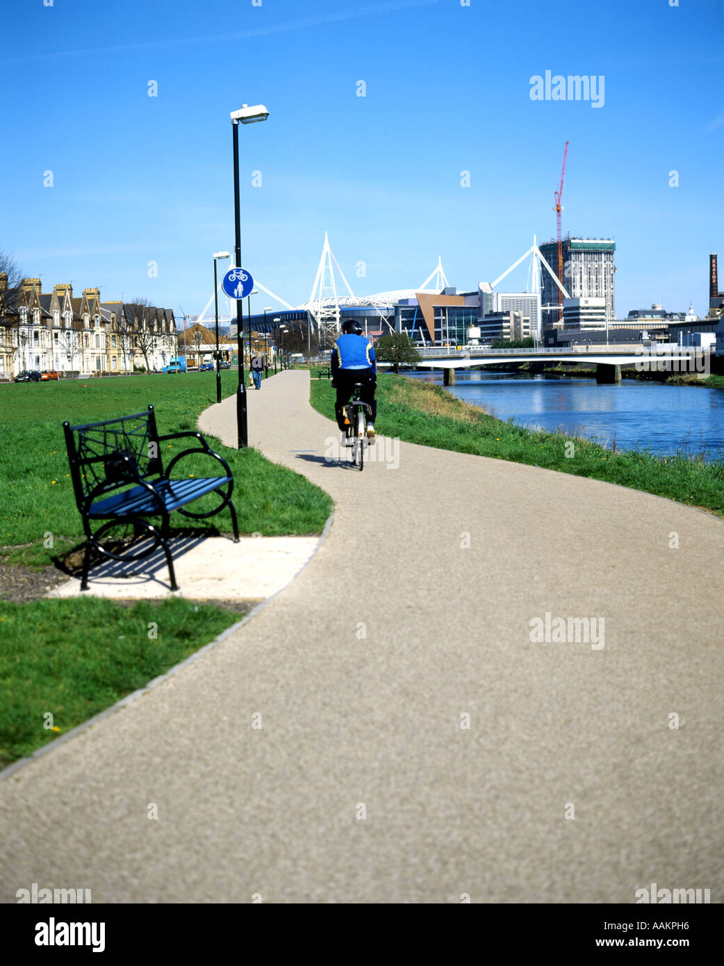 Ciclista sulla pista di taf taffs mead embankment cardiff South wales uk Foto Stock