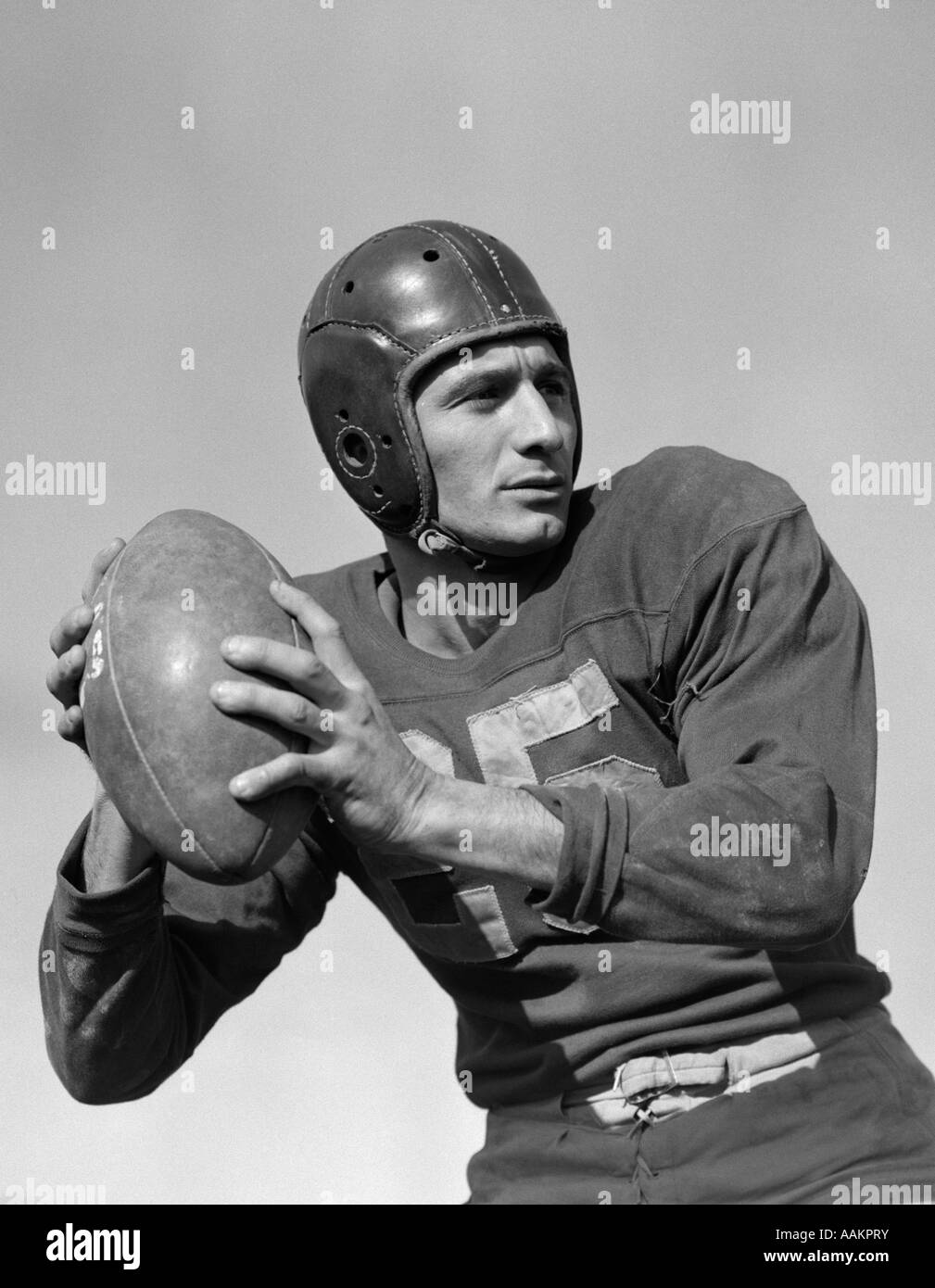 Negli anni quaranta anni cinquanta uomo FOOTBALL QUARTERBACK IN PROCINTO DI LANCIARE UN PASS Foto Stock