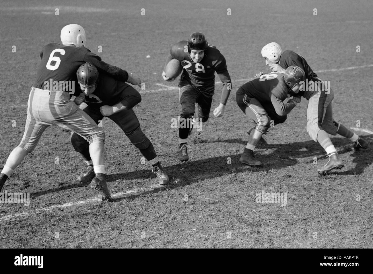 Negli anni quaranta anni cinquanta FOOTBALL PLAYER IN ESECUZIONE CON SFERA come bloccanti di difenderlo Foto Stock