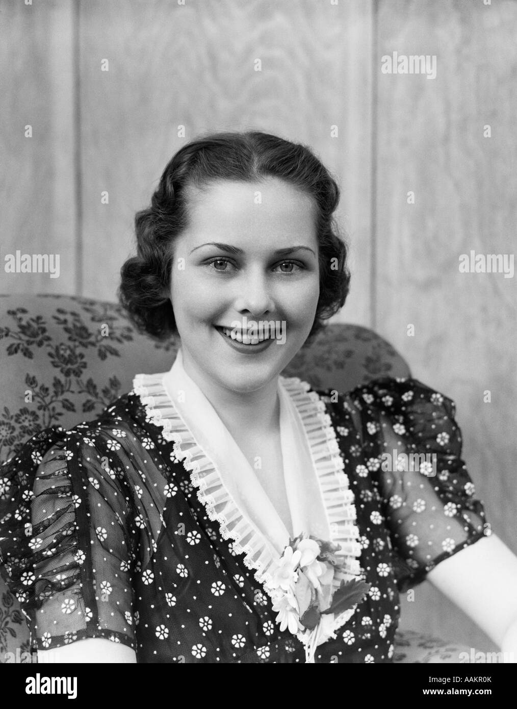 1930s donna sorridente ritratto guardando la telecamera abito stampa increspato collare in pizzo Foto Stock