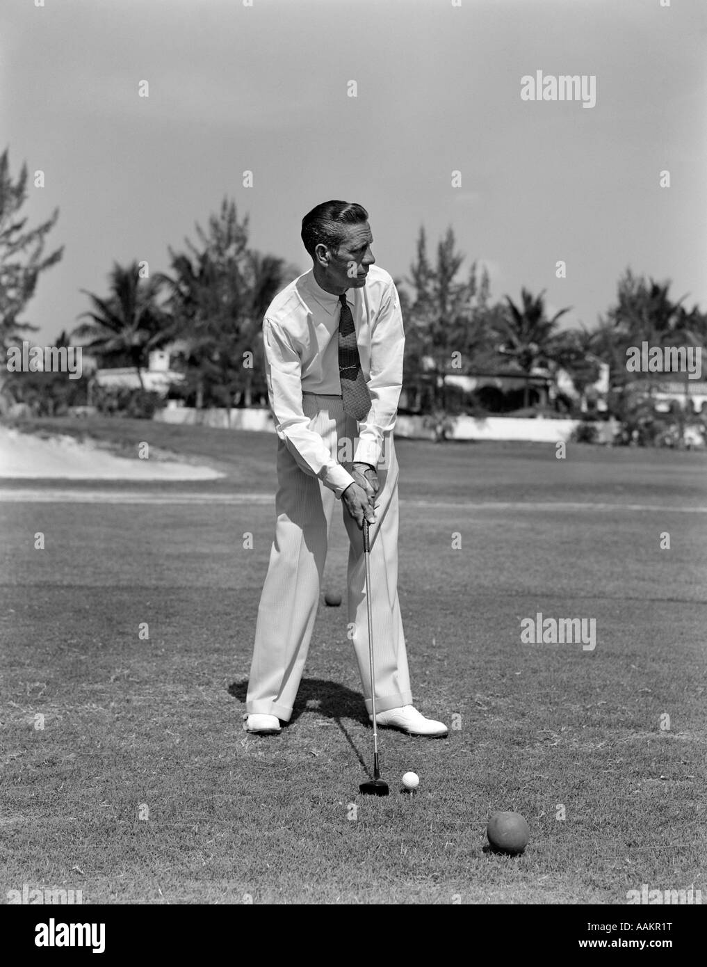 1930s 1940s uomo golfista DI RINVIO FUORI CAMPO DA GOLF DI MIAMI, FLORIDA, Stati Uniti d'America Foto Stock