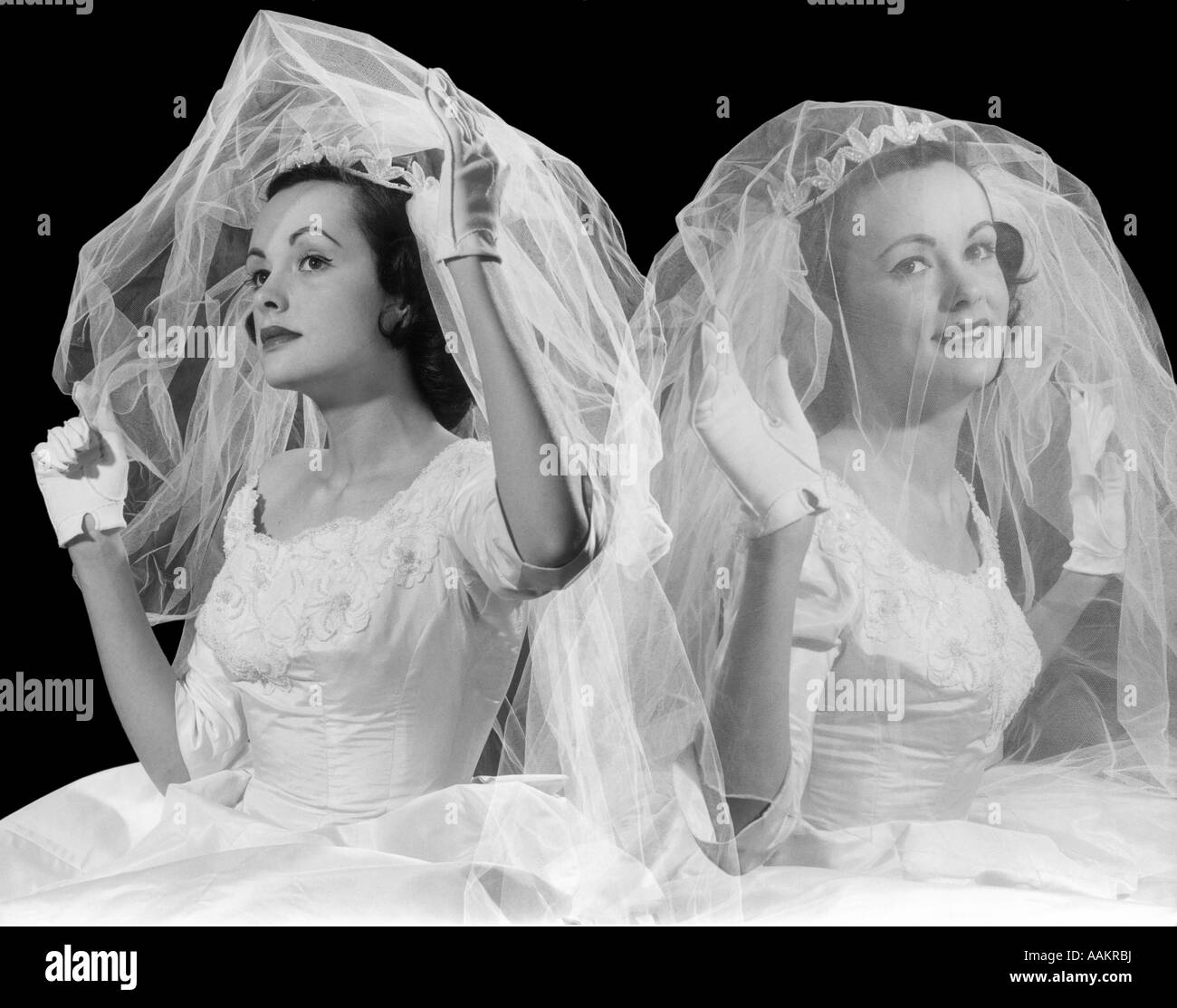 Anni Cinquanta anni sessanta doppia esposizione ritratti di sposa velata e svelata sorridente e preoccupato guardando la fotocamera Foto Stock