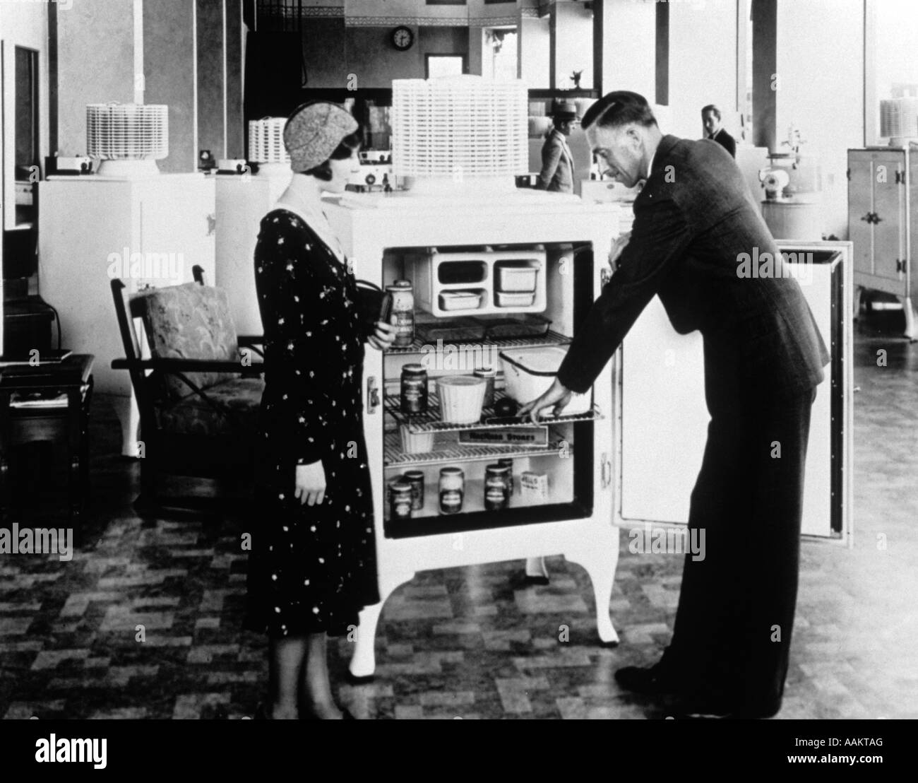 1920s 1930 venditore dimostrando frigorifero elettrico PER DONNA SHOPPER Foto Stock
