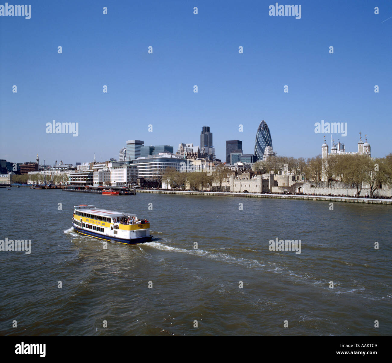 La barca turistica sul fiume Tamigi da Tower Bridge Foto Stock