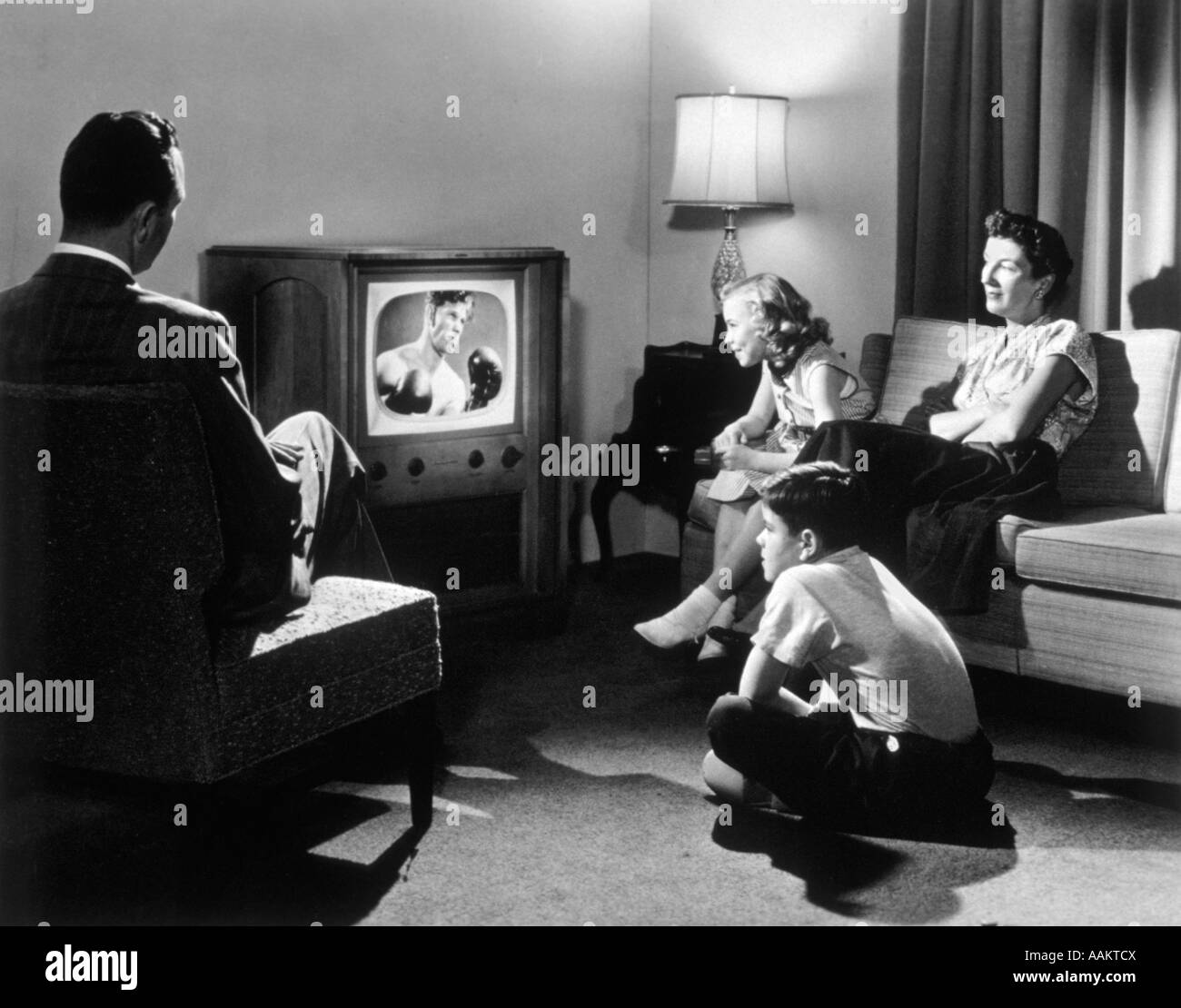 Degli anni Cinquanta la famiglia in soggiorno a guardare la televisione Foto Stock